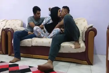 Bokep Jilbab Tante Cantik Selingkuh Brondong 2026 poster
