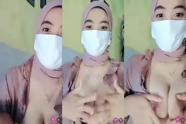 Bokep Live Ukhti Hijab Nyusuin Pamer Dada Hot poster