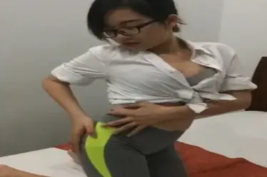 Cewek Kacamata Hot Seksi Ngentot Di Kamar Kost poster